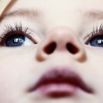 <p>
Je n’aborderai pas ici le traitement pénal de la délinquance des mineurs. Je m’intéresserai uniquement à la protection de l’enfance au civil c’est-à-dire pour des enfants identifiés comme en danger… même si on peut dire que les enfants qui ont commis des délits ou des crimes sont aussi souvent des enfants en danger.
<p>
Le sujet de l’enfance me paraît très en lien avec l’idéal maçonnique de perfectibilité de l’homme. Certes on ne peut pas à proprement parler de perfectionnement au stade de l’enfance, si comme Françoise DOLTO on considère l’enfant comme un homme en devenir, comme un homme inachevé, mais plutôt de développement pour l’enfant qui acquiert par l’éducation, la conscience d’appartenir à un groupe, qui apprend à devenir autonome c’est-à-dire à se fixer des règles…Bref, tout ce qui pourra rendre possible la poursuite d’un développement équilibré et harmonieux durant sa vie d’adulte. L’échec de l’éducation ayant par ce biais, pour conséquence, la stagnation, l’instabilité, l’inadaptation… Or je m’interroge sur le bien fondé du système de protection de l’enfance en France, sur le travail éducatif que nous pouvons faire en interne avec les enfants qui nous sont confiés… En effet, une étude de 2006 publiée par l’Insee indique que 23% des SDF (soit 1 sur 4) ont été placés dans des institutions durant leur jeunesse. Parmi les plus jeunes, ayant entre 18 et 24 ans, 35% (soit plus d’1 sur 3) ont été placés très récemment. Cela revient à dire qu’en prenant la fourchette basse de cette étude statistique, il y a plus de 34000 enfants en danger pris en charge par le système de protection de l’enfance qui, chaque année, sont susceptibles de devenir SDF.
<p>
Je m’interroge donc sous 2 angles, à savoir : le système en France permet-il vraiment de protéger les enfants en danger ? Ensuite quelle est la finalité du travail éducatif à l’intérieur des services de protection de l’enfance et ses résultats ?